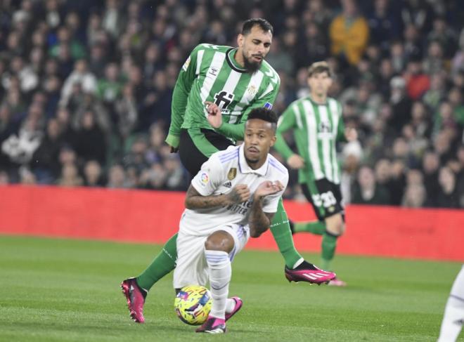 Borja Iglesias y Eder Militao, en el partido del Real Betis-Real Madrid. (Foto: Kiko Hurtado)