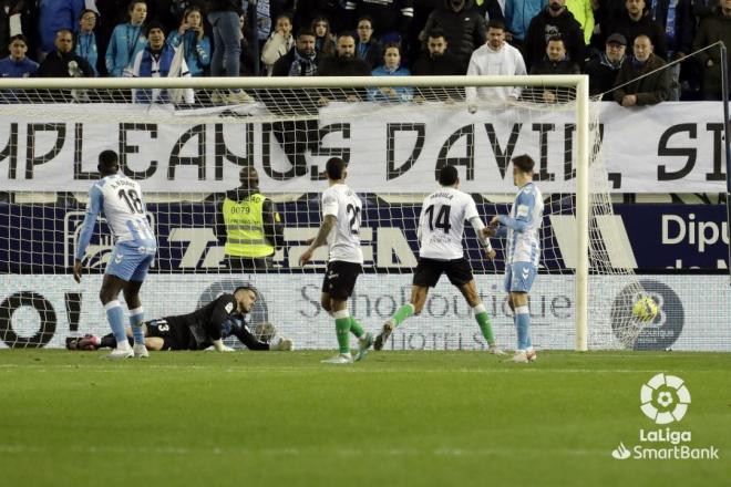 El momento del gol de Íñigo Vicente en el Málaga - Racing (Foto: LaLiga).