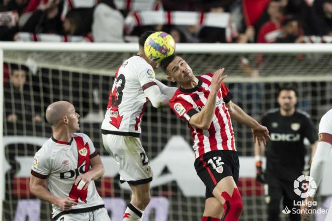 Gorka Guruzeta cabecea ante el Rayo en Vallecas. (Foto: LaLiga).