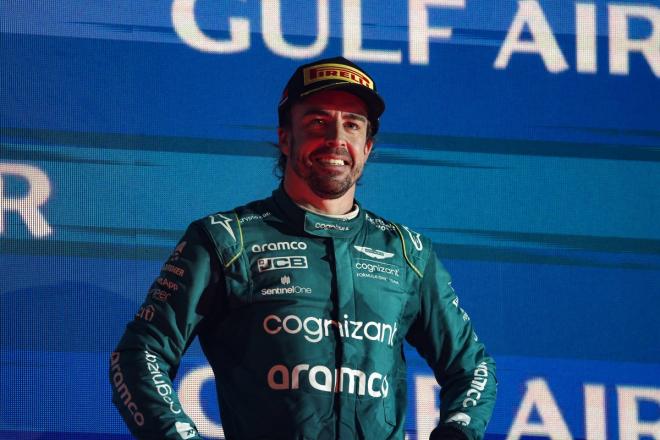 Fernando Alonso celebra el podio en el GP de Bahréin (Foto: F1).