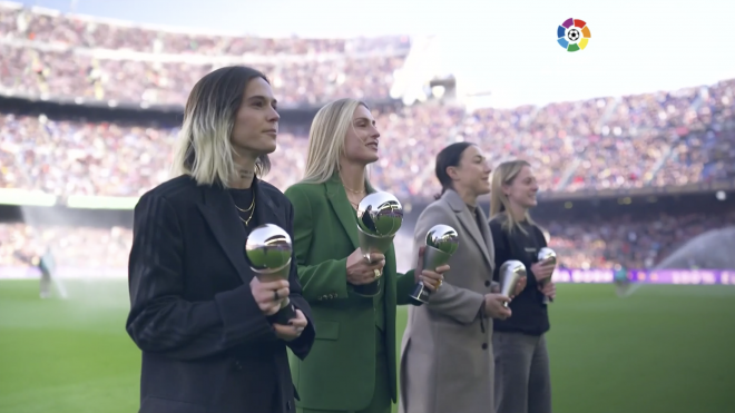 Las jugadores del Barcelona Femenino, homenajeadas en el Camp Nou.