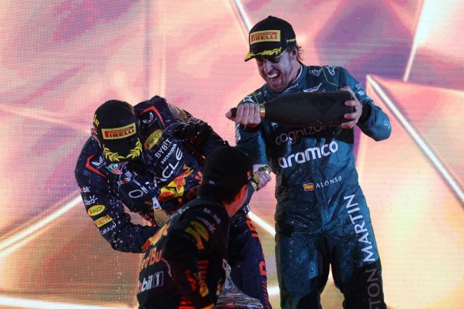 Max Verstappen, 'Checo' Pérez y Fernando Alonso celebrando el podio en el GP de Bahréin (Foto: F1