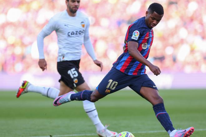 Ansu Fati golpea el balón durante el Barcelona-Valencia bajo las órdenes de Xavi Hernández (FOTO: Cordón Press).