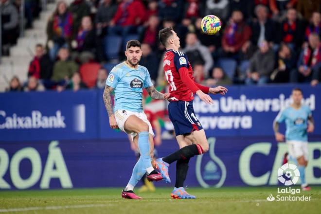 Unai Núñez encima a Budimir en el Osasuna-Celta (Foto: LaLiga).