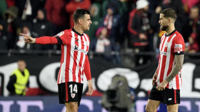 Dani García habla con Iñigo Martínez en Vallecas en el partido ante el Rayo (Foto: Athletic Club).