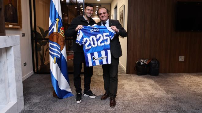 Diego Rico, junto al presidente Jokin Aperribay, tras renovar hasta 2025 (Foto: Real Sociedad).