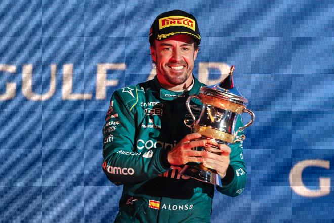 Fernando Alonso en el pódium de Bahréin tras quedar tercero en la carrera (Foto: Cordon Press).