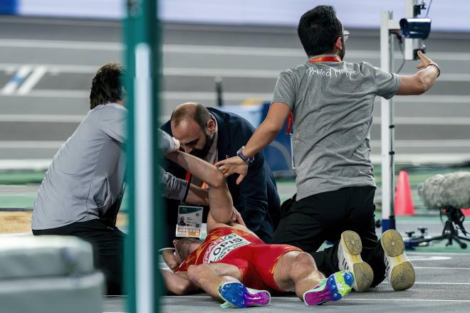 Quique Llopis, siendo atendido por el equipo médico. (Cordon Press)