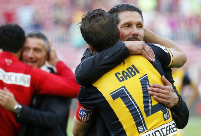 Simeone y Gabi celebrando el campeonato de Liga (Foto: Cordon Press).