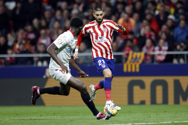 Carrasco lleva el balón ante Nianzou en el Atlético-Sevilla de LaLiga Santander bajo las órdenes de Simeone (FOTO: Cordón Press).