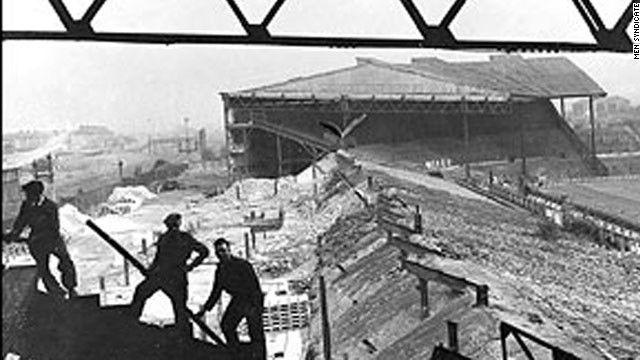Obreros retiran escombros del Old Trafford bombardeado.