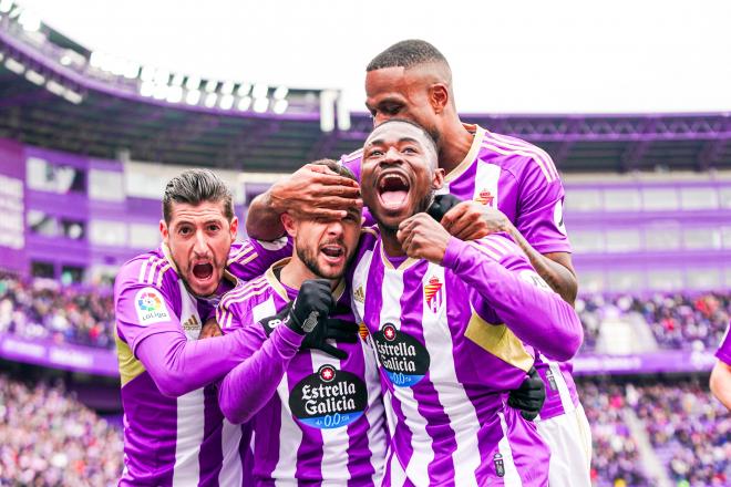 Hongla celebra el gol de Iván junto a sus compañeros (Foto: Real Valladolid).