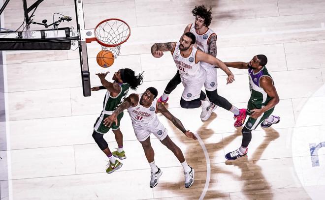 Kendrick Perry tira a canasta ante el Galatasaray (Foto: FIBA).