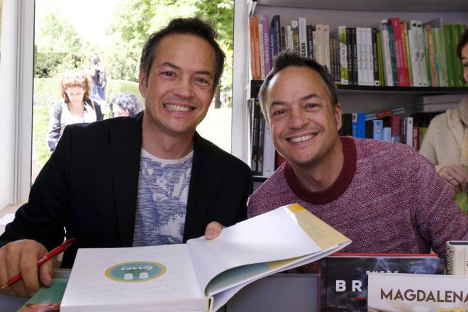 Javier y Sergio Torres, firmando en el retiro el día del libro (Foto: Cordon Press).