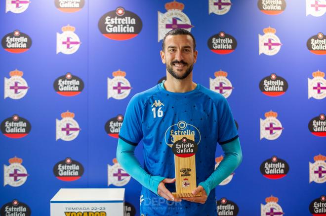 Pablo Martínez, jugador del Deportivo con el premio al jugador del mes (Foto: RCD)