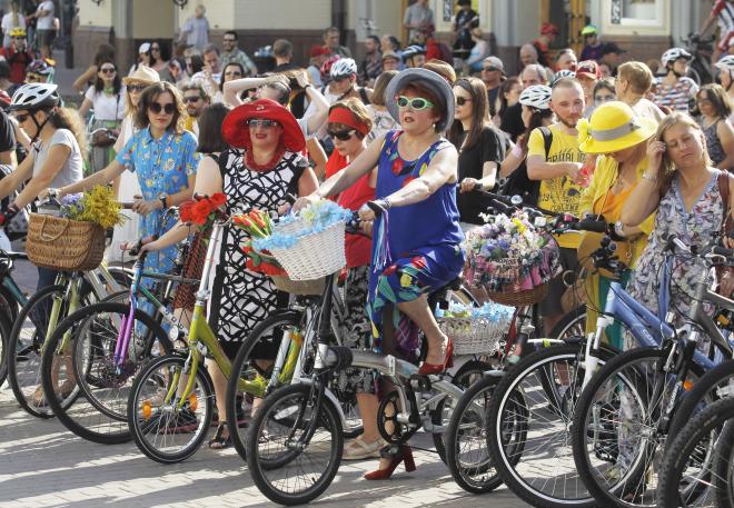 Mujeres ucranianas asisten al desfile de bicicletas de mujeres Kyiv Cycle Chic 2019 (Foto: Cordon P