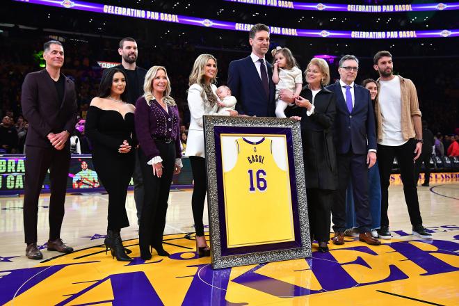 Pau Gasol, junto a su familia, en la cancha de Los Lakers (CordonPress)