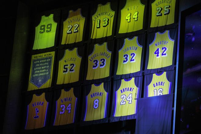 Camisetas retiradas de los Lakers(Foto: Cordon Press).