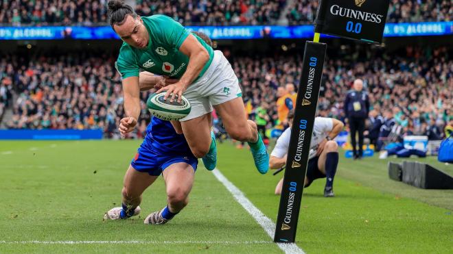 El irlandés James Lowe ensaya ante Francia en el Seis Naciones de rugby 2023.