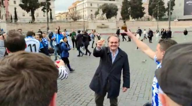 Jokin Aperribay brinda en Roma con aficionados txuri urdin.