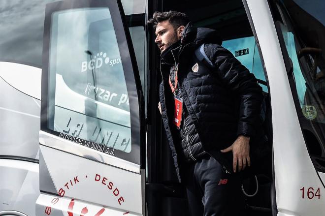 El técnico Bittor Llopis baja del autobús del Juvenil de Honor; ahora en el basconia puede ser el sustituto de Carlos Gurpegui en el filial (Foto: Athletic Club).