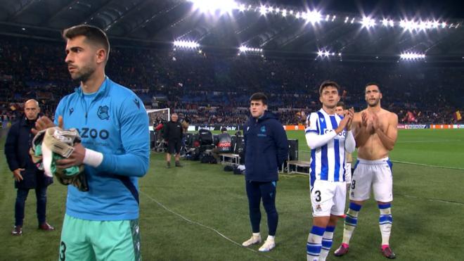 Los jugadores de la Real aplauden a su afición al terminar el partido