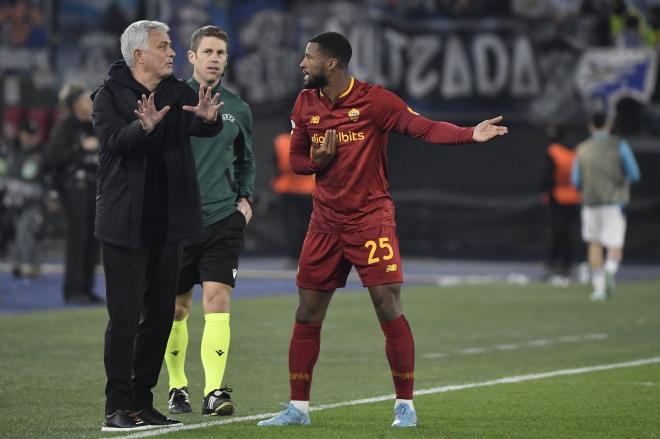 Mourinho le da indicaciones a Wijnaldum en el Roma-Real Sociedad. (Cordon Press)