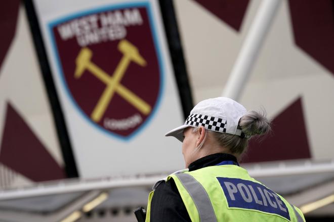 La policía en los aledaños del estadio del West Ham.