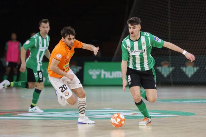 El bético Charly con la pelota (foto: Betis Futsal).