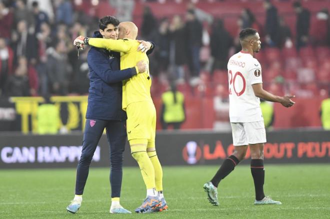 Bono y Dmitrovic, tras el Sevilla-Fenerbahçe (Foto: Kiko Hurtado).