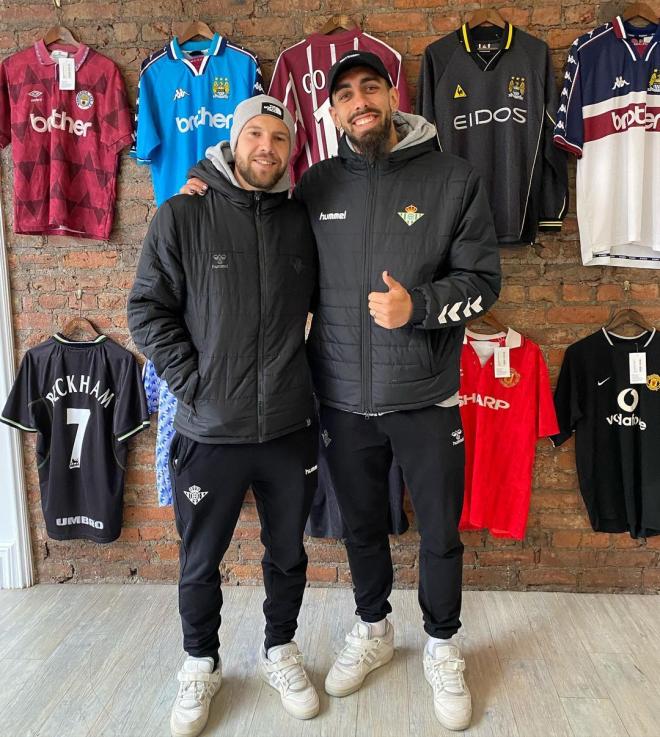Borja Iglesias y Aitot Ruibal en la tienda ‘Classic Football Shirts Manchester’ (@classicfootballshirtsmcr)