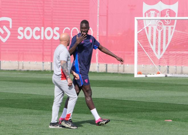 Pape Gueye y Sampaoli, en el entrenamiento de este viernes (Foto: Kiko Hurtado).