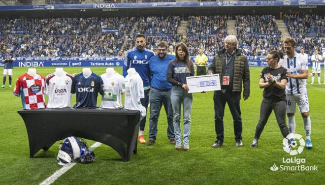 Homenaje a Pelayo Novo antes del Real Oviedo - Tenerife (Foto: LaLiga).