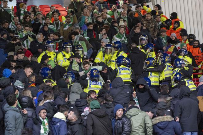 La policía inglesa interviene en la grada bética en Old Trafford (Foto: Cordon Press).