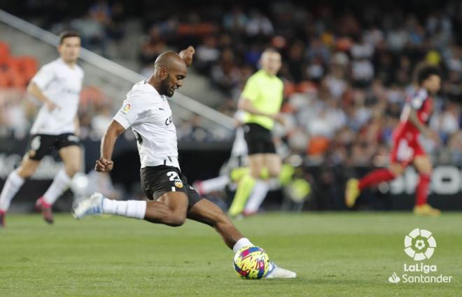 Foulquier se dispone a golpear el esférico a las órdenes de Baraja (Foto: LaLiga).