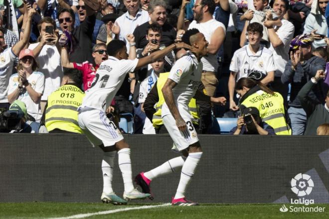 Militao celebra su gol en el Real Madrid-Espanyol.