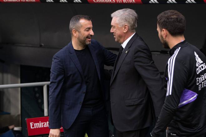 Diego Martínez saluda a Carlo Ancelotti antes del Real Madrid-Espanyol (FOTO: Cordón Press).