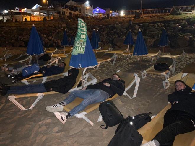 Los béticos, durmiendo en Lanzarote.