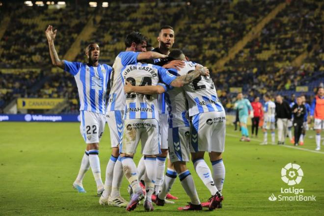 Los jugadores del Málaga celebran el gol de Álex Calvo en Gran Canaria (Foto: LaLiga).
