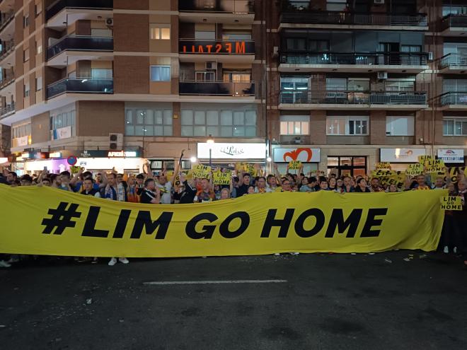 Protesta contra Peter Lim en el último partido del Valencia CF