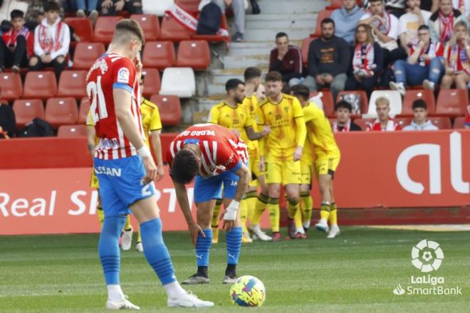 Milovanovic y Pedro Díaz tras uno de los goles del Mirandés al Sporting (Foto: LaLiga).
