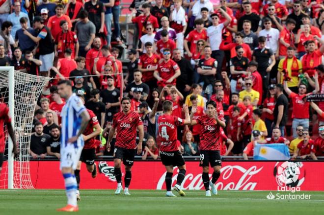 Abdón Prats celebra el gol de Kang In Lee en el Mallorca - Real Sociedad (Foto: LaLiga).