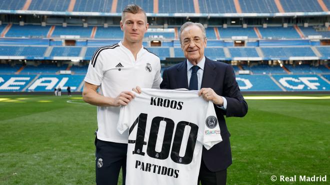 Toni Kroos posa con Florentino Pérez tras cumplir 400 partidos con el Real Madrid (Foto: RM).
