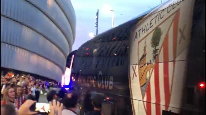 Llegada del autobús del Athletic Club, entre una nube de aficionados, al campo de San Mamés.