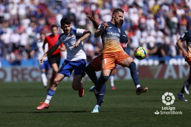 Puche presiona a un rival en el Zaragoza-Leganés (Foto: LaLiga).