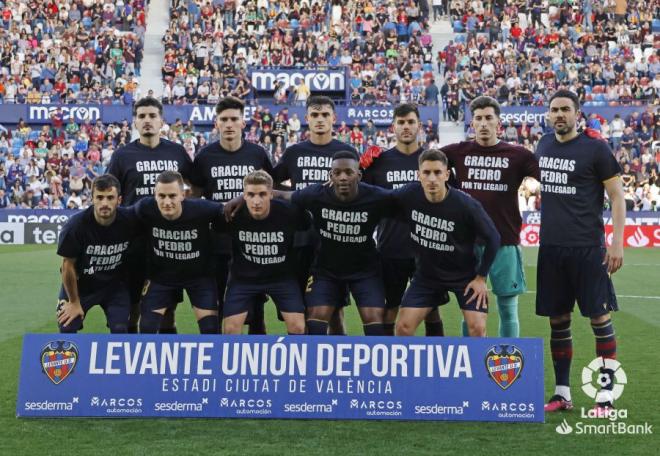 El Levante homenajea a Pedro Catalán. (Foto: LaLiga)