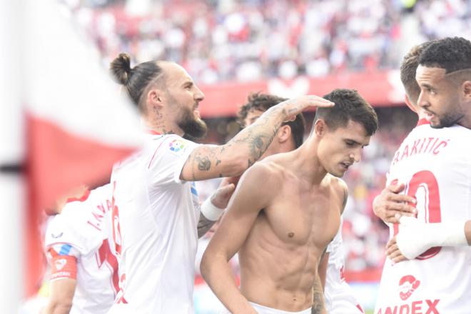 Erik Lamela celebra su gol del Sevilla al Almería (Foto: Kiko Hurtado)