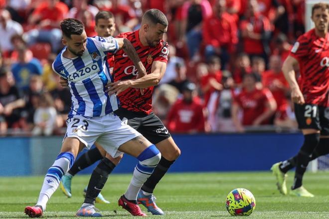 Brais Méndez protege un balón ante Dani Rodríguez (Foto: RCD Mallorca).