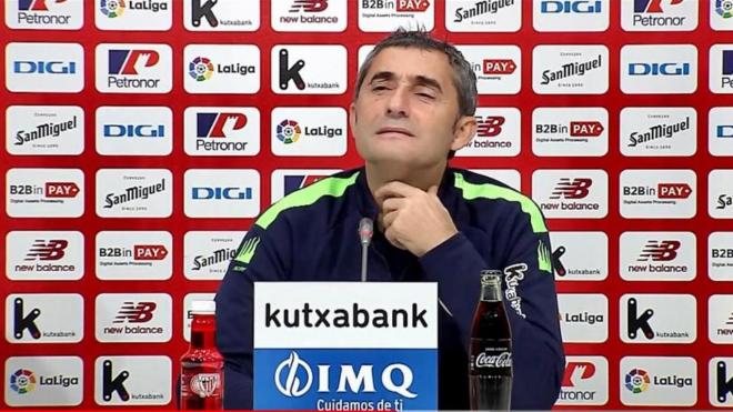 Gesto de Ernesto Valverde en la rueda de prensa de Lezama (Foto: Athletic Club).