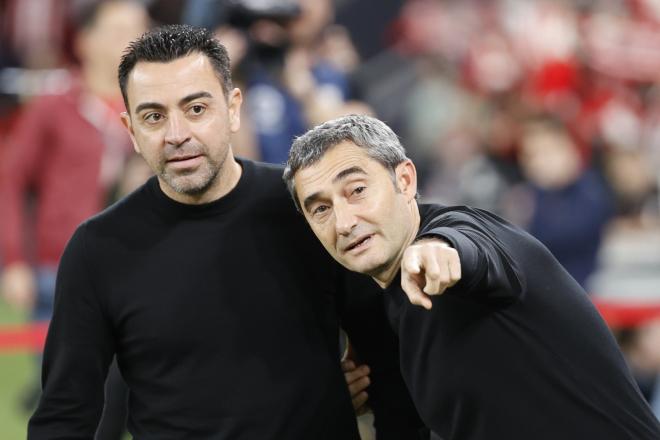Xavi Hernández y Ernesto Valverde se saludan en la previa del Athletic-Barcelona (Foto: LaLiga).